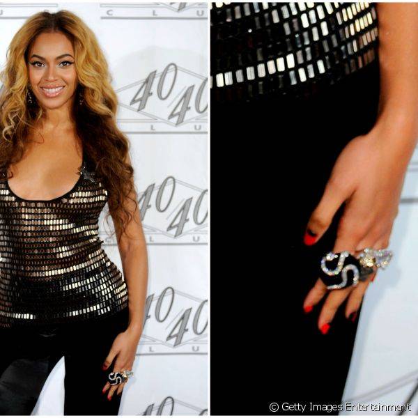 As unhas no estilo meia-lua foram a escolha da bela para evento em Nova York, em 2010. A cantora apostou na uni?o do esmalte preto com o vermelho vibrante
